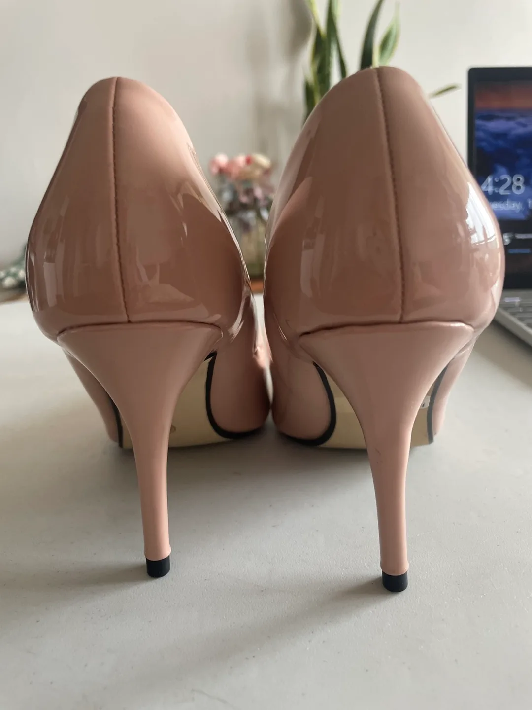 Nude Patent Leather Pointed-Toe Heels image indicator(4)