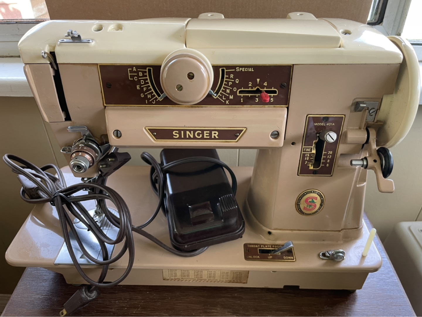 Vintage Singer 601A Sewing Machine