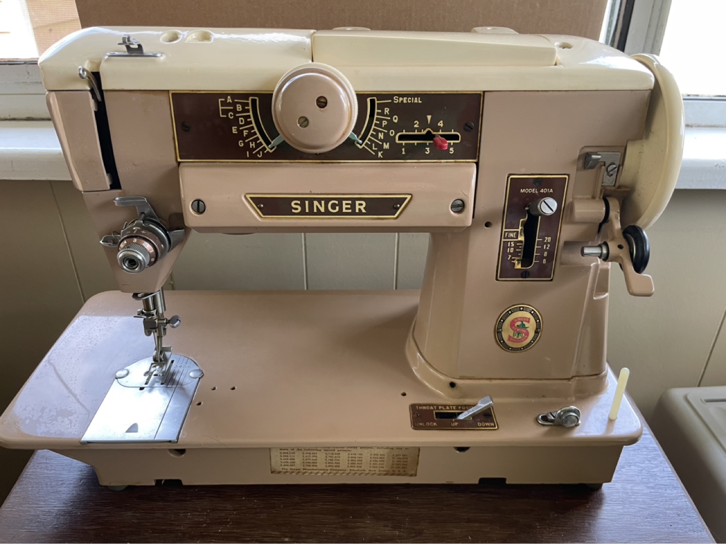 Vintage Singer 601A Sewing Machine - photo 2