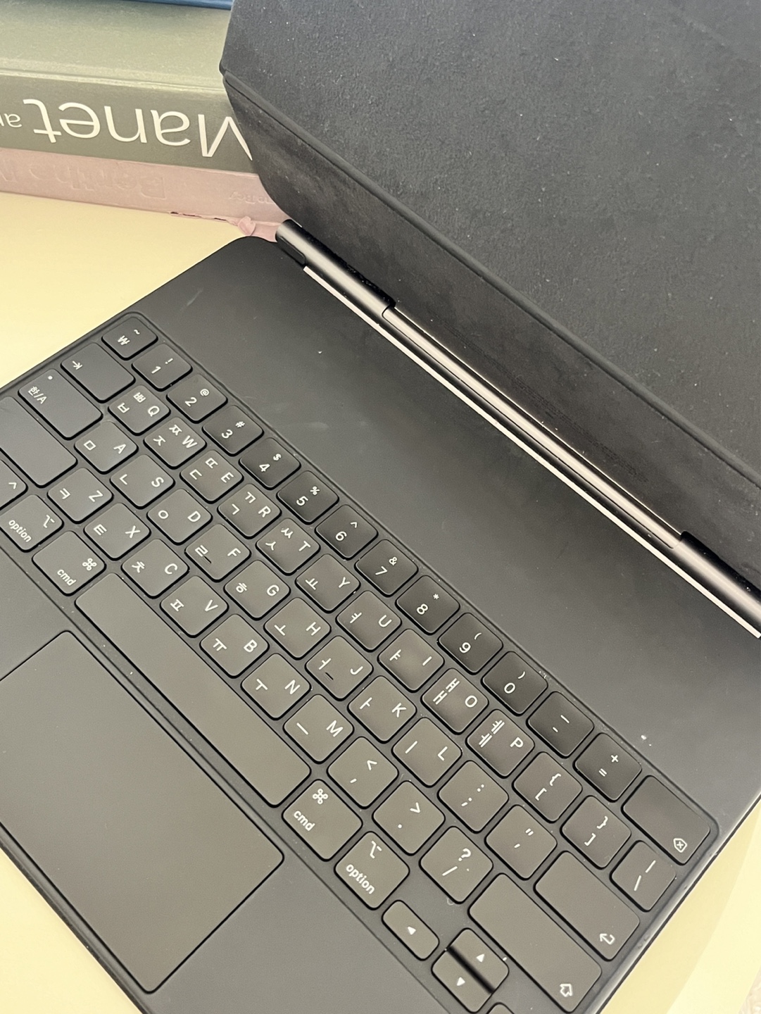 Apple iPad Magic Keyboard Folio - Black - photo 2
