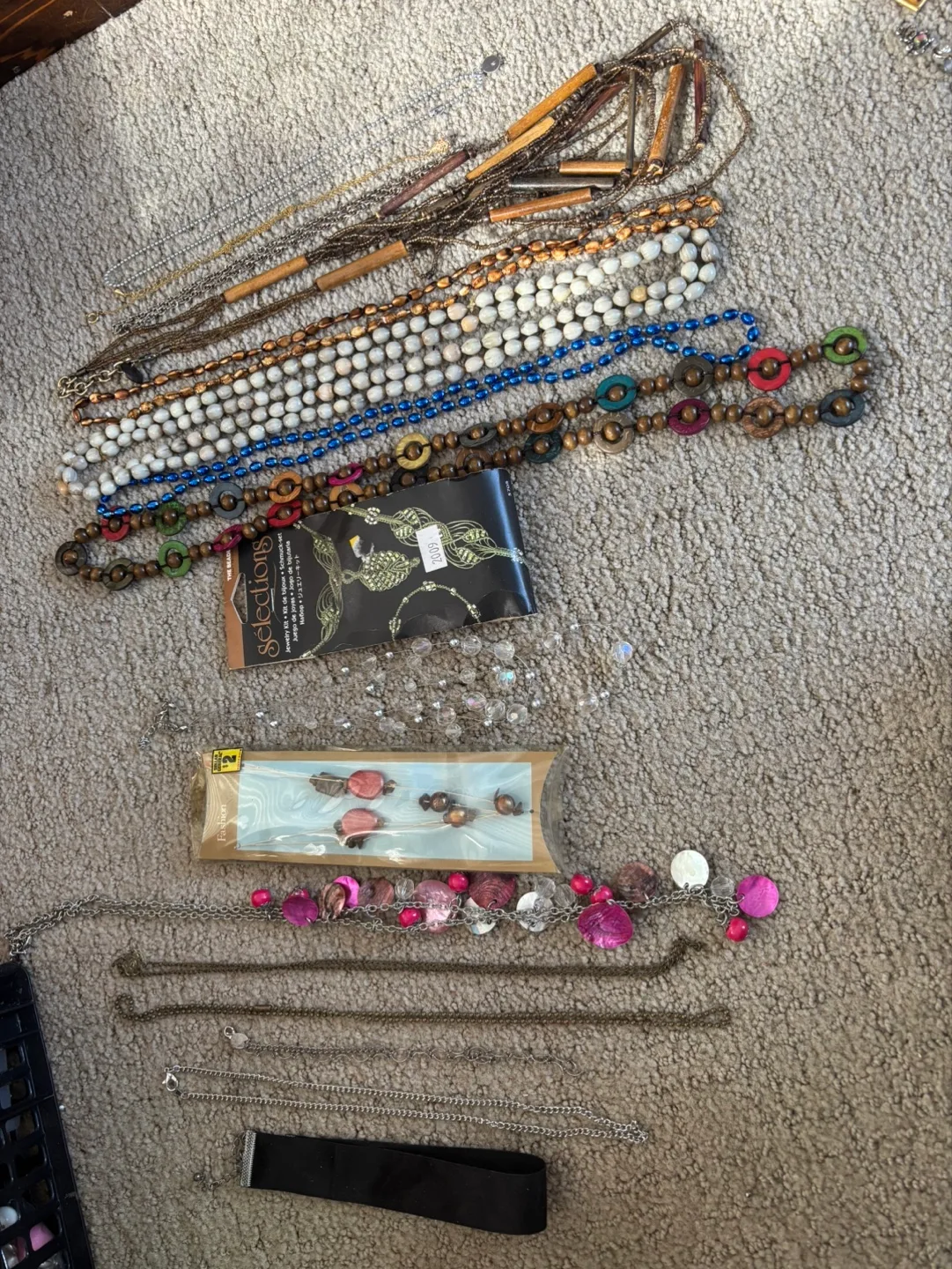Bulk Lot of Necklaces and Jewelry Kits thumbnail