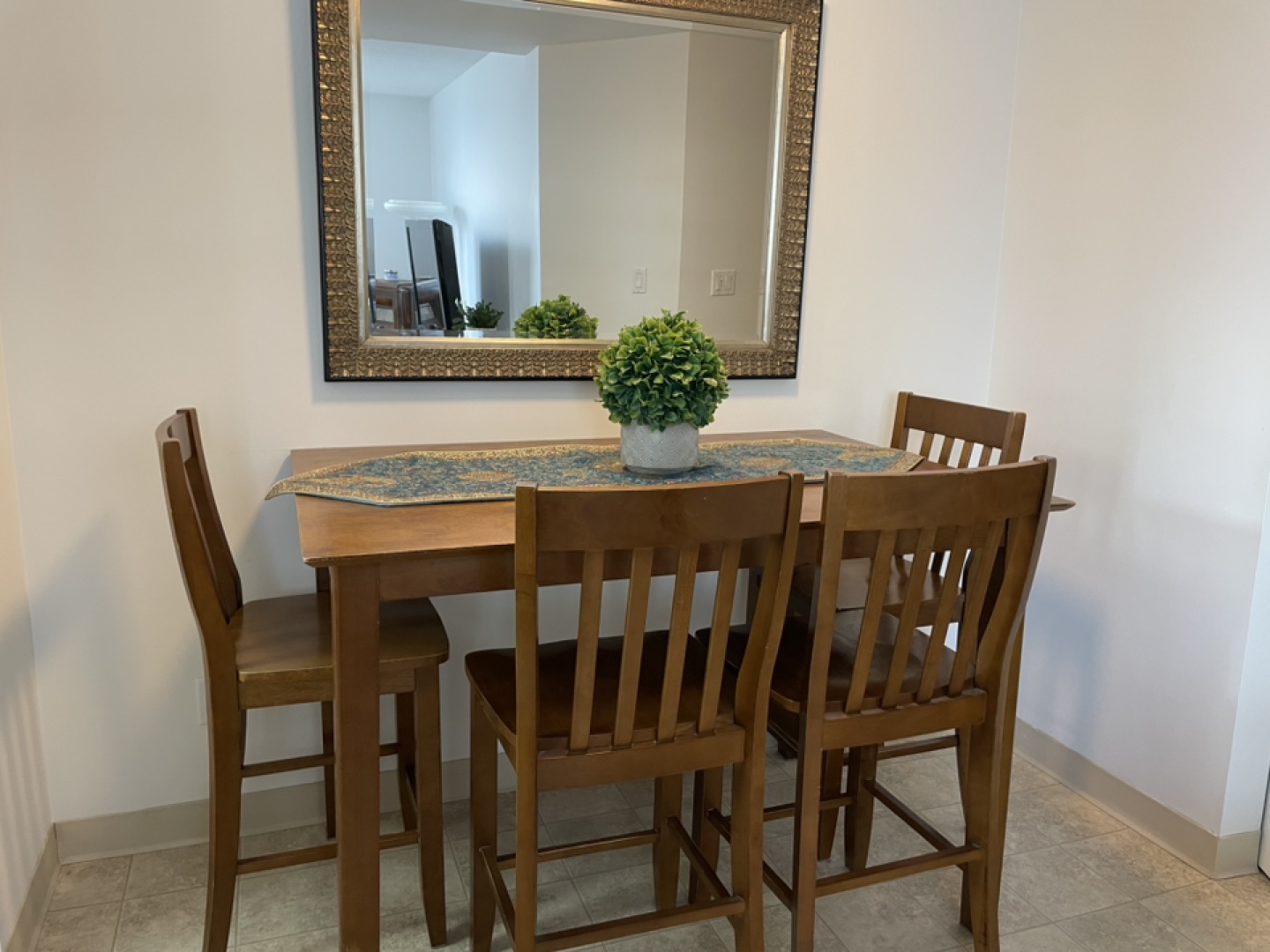 Dining Table extendable six chairs
