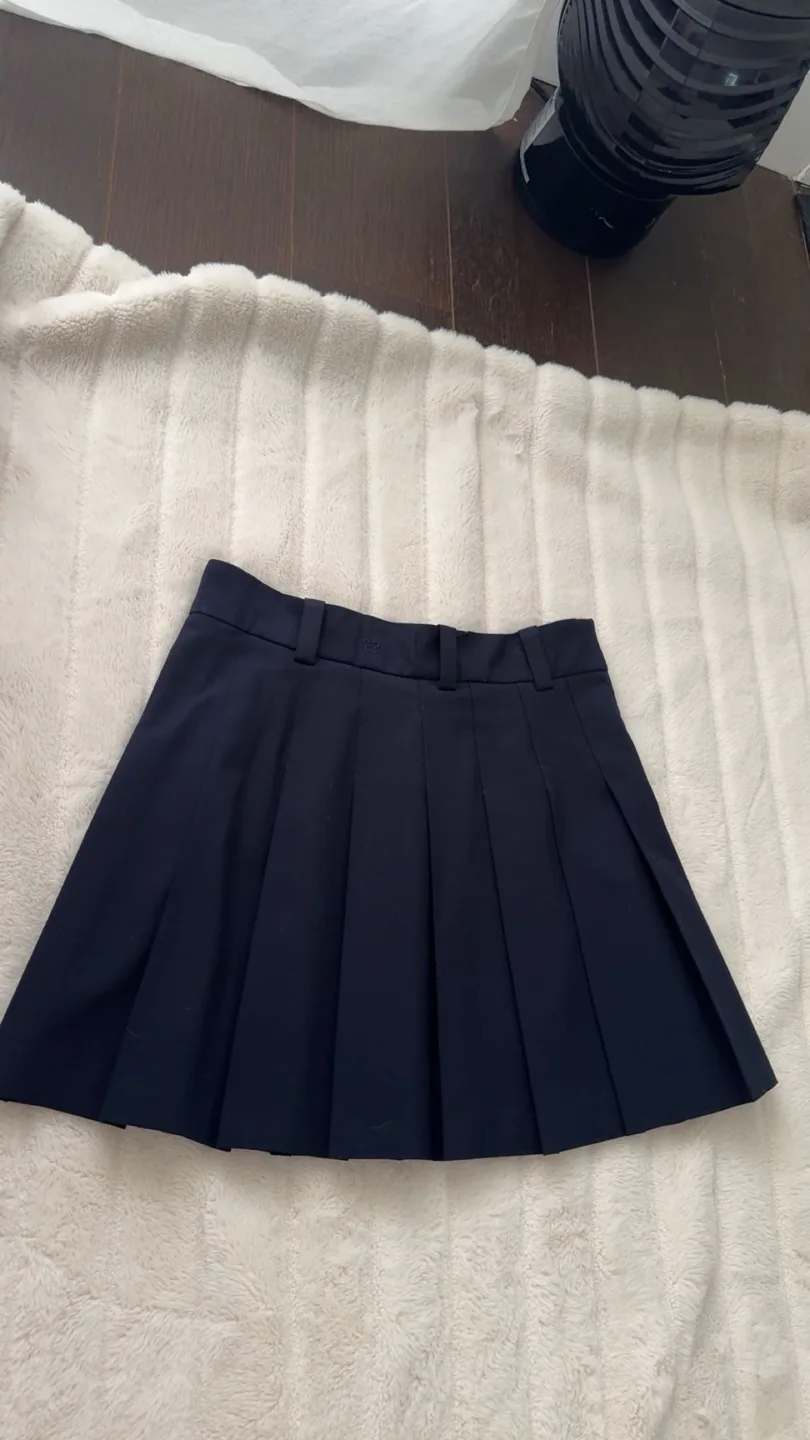 Aritzia Sunday Best Olive Mini Skirt image indicator(2)