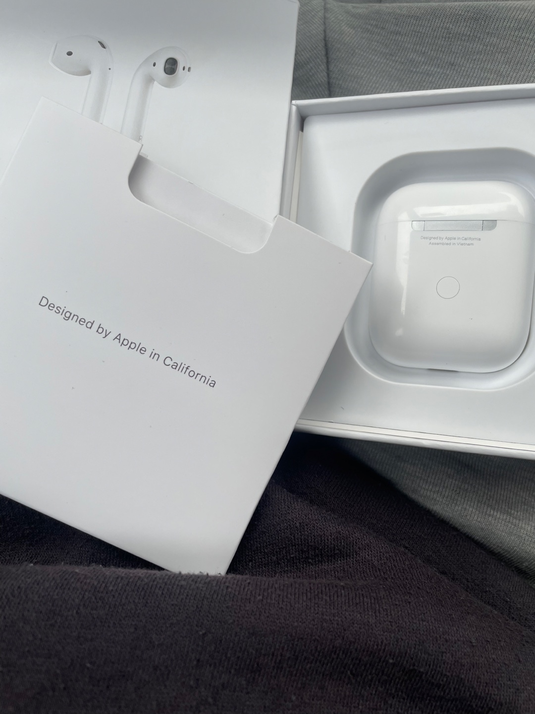 Apple AirPods with Wireless Charging Case - photo 3
