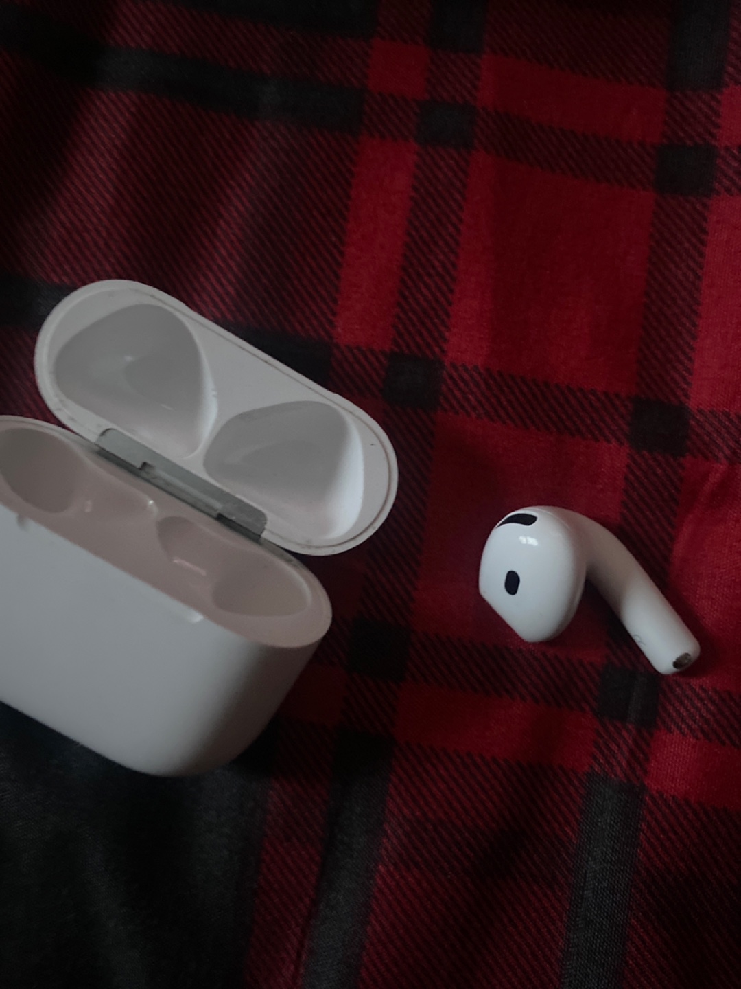 Apple AirPods with Charging Case - photo 3