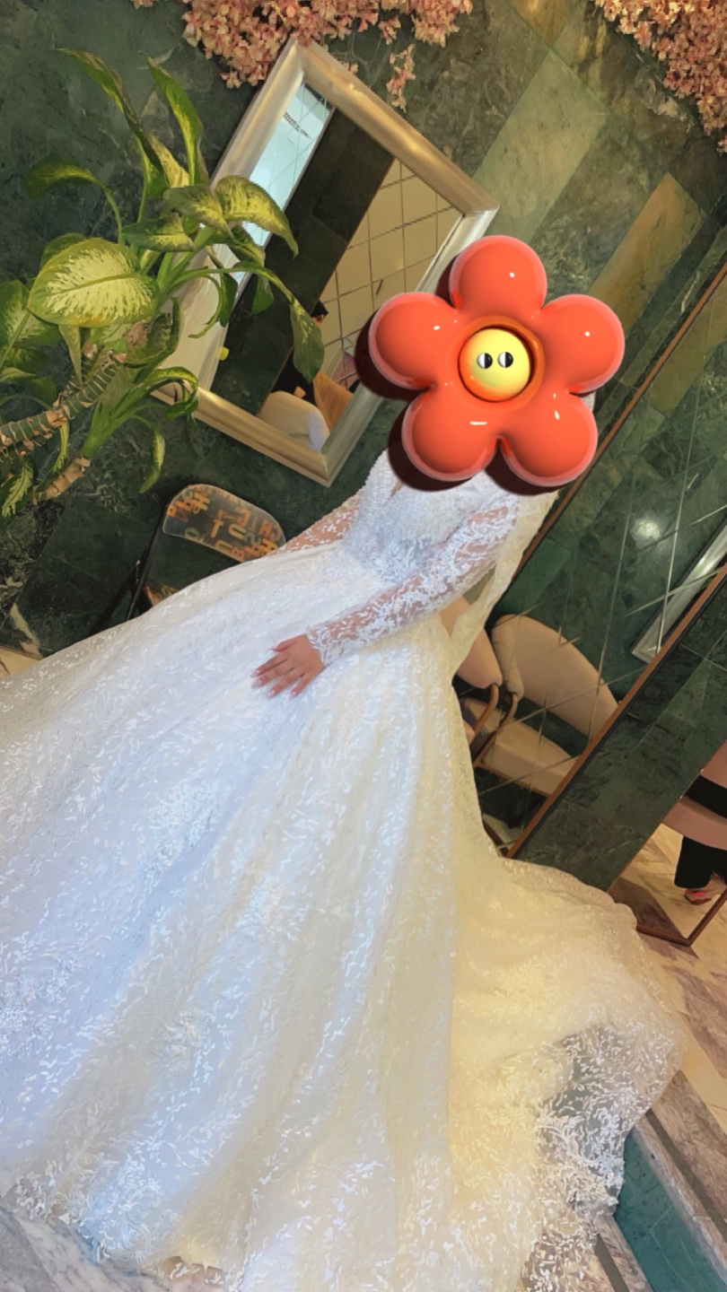 $500 OBO Stunning White Lace Wedding Gown