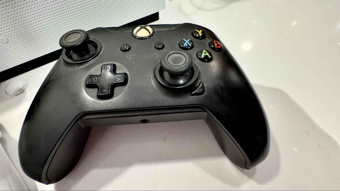 Xbox One S with 2 Controller Consoles (500GB) - photo 5