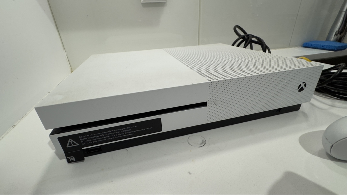Xbox One S with 2 Controller Consoles (500GB) - photo 2