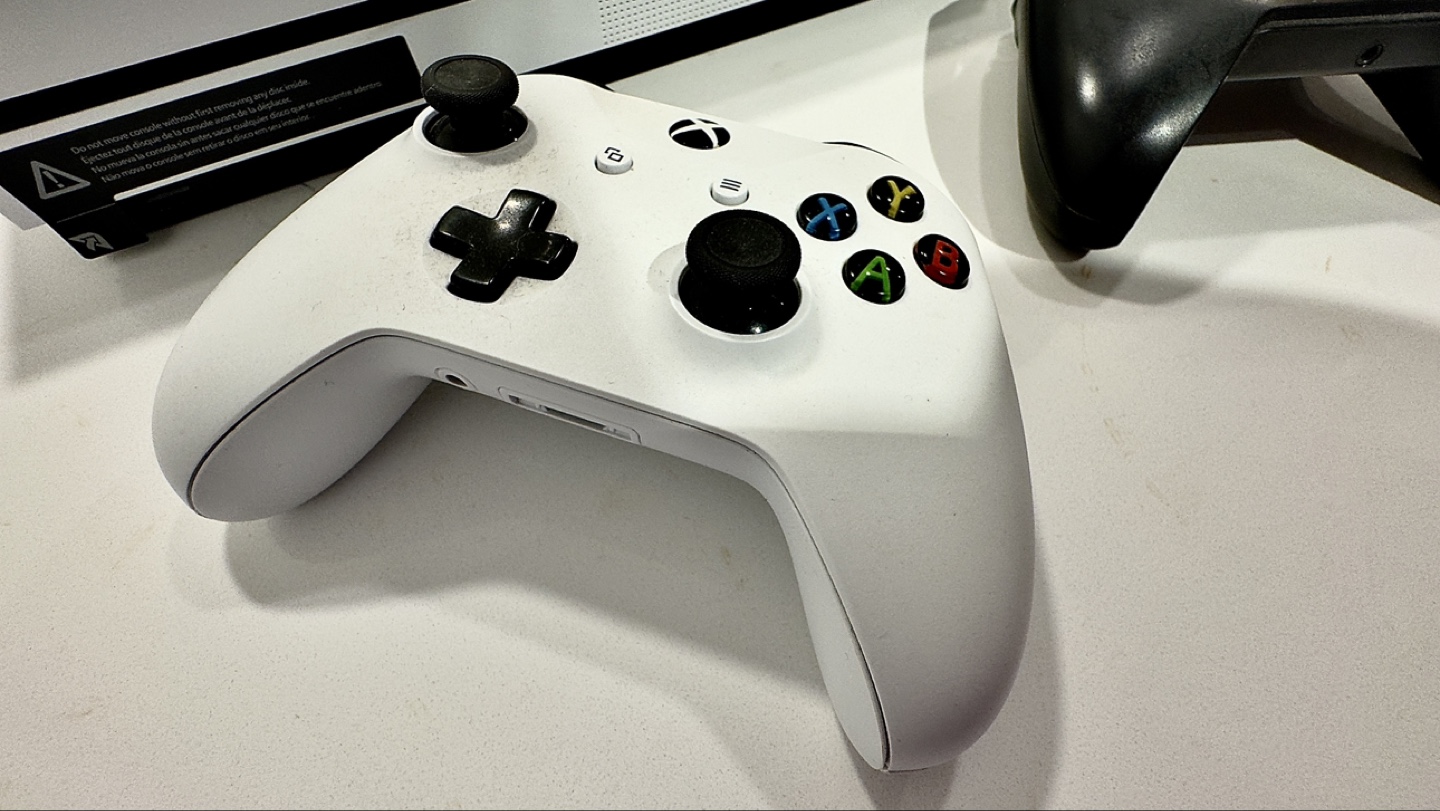 Xbox One S with 2 Controller Consoles (500GB) - photo 4