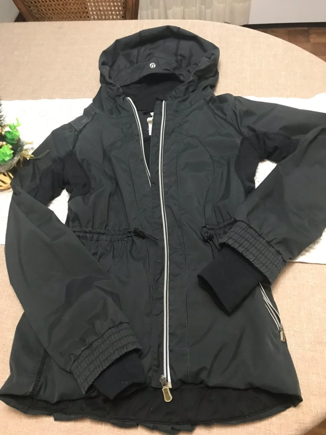 Lululemon Black Hooded Jacket Size 4 image indicator(2)