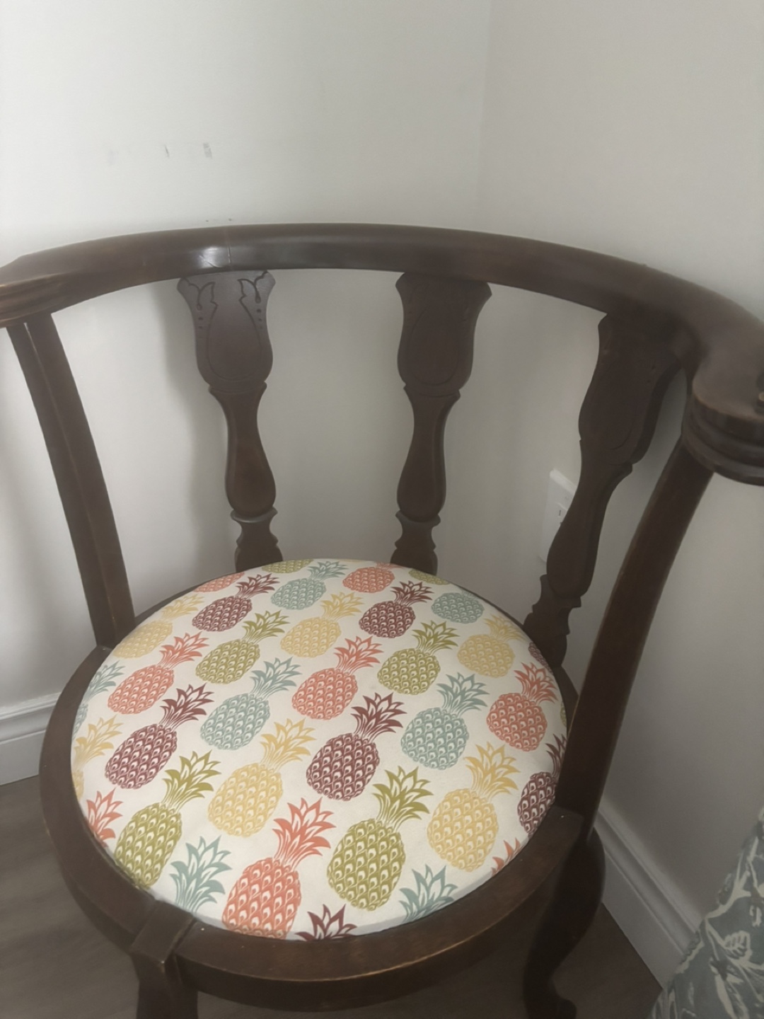 Vintage Corner Chair with Pineapple Cushion - photo 3