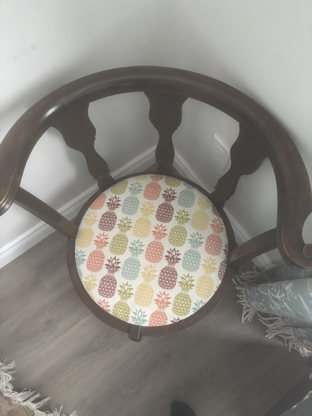 Vintage Corner Chair with Pineapple Cushion - photo 2