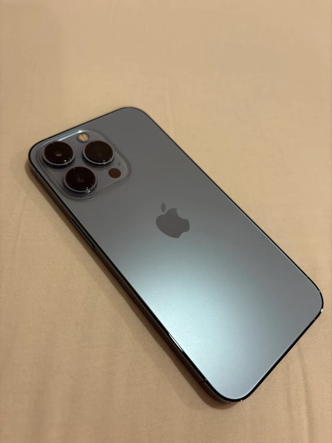 iPhone 13 pro - Sierra Blue thumbnail