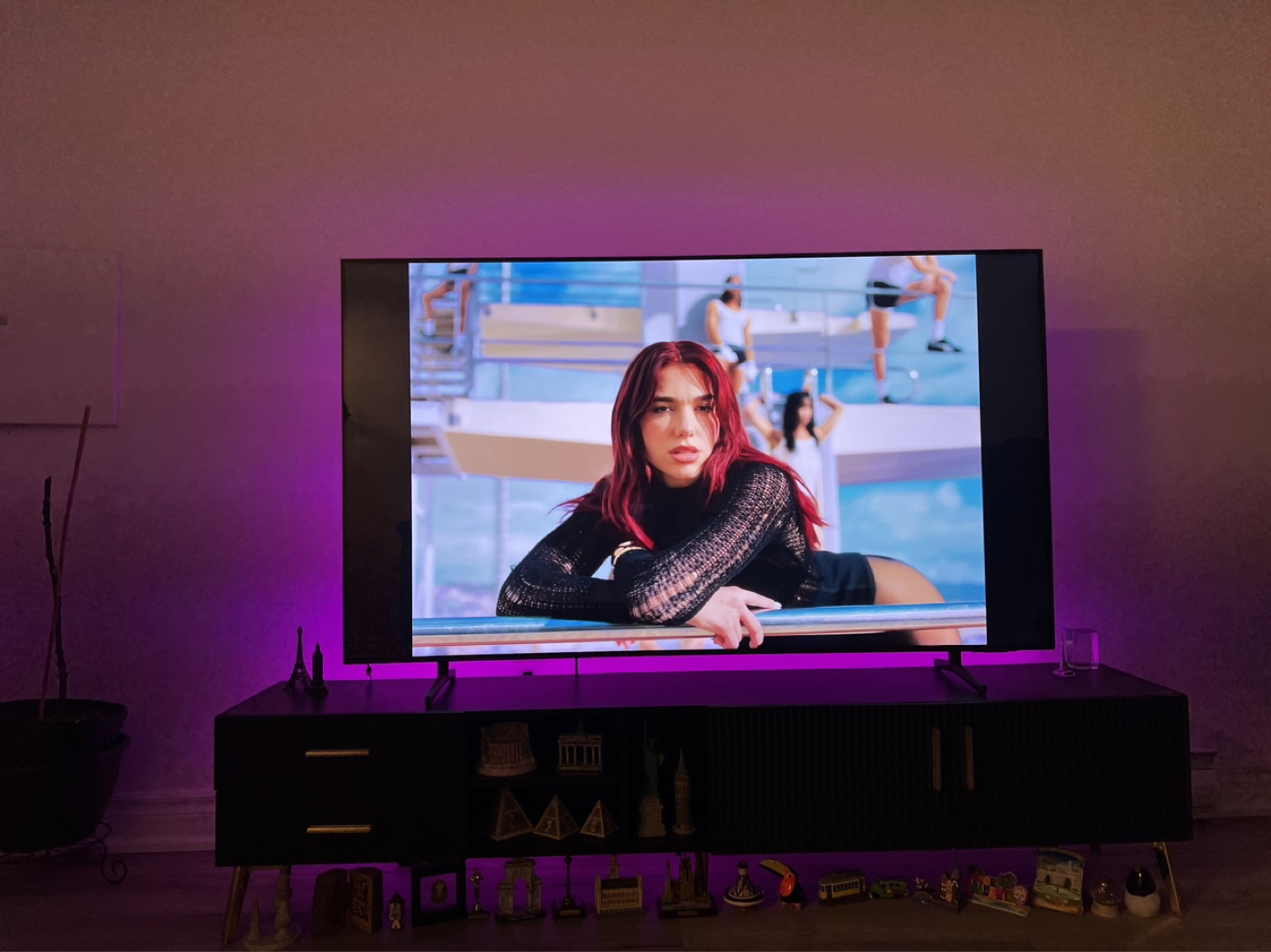Samsung 65-inch Smart TV - photo 2