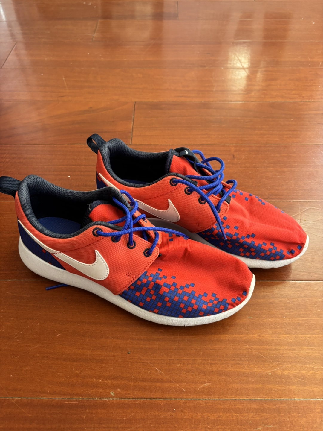 Nike Roshe Run Size 7Y or Women’s 8.5