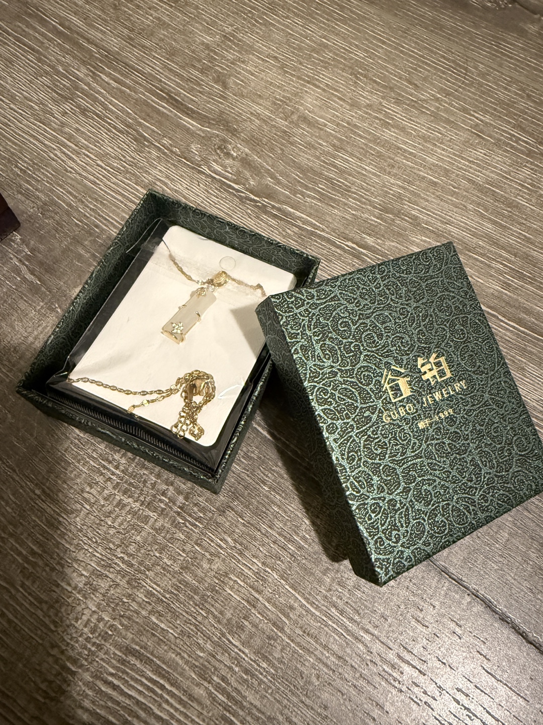 Elegant Gold Chain Necklace with White Jade Pendant