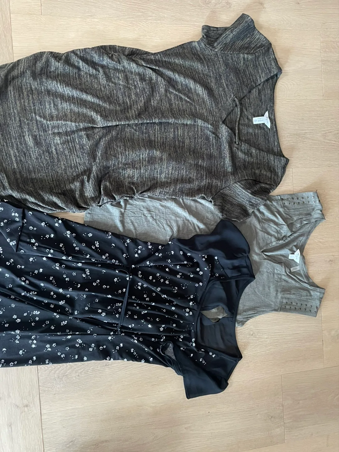 💚 Bundle of 3 “dressy” maternity tops, size Medium thumbnail
