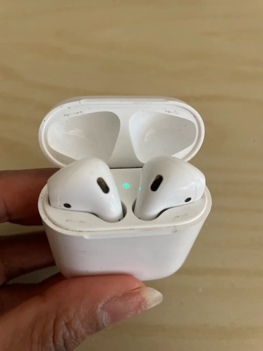 Apple AirPods with Charging Case image indicator(2)