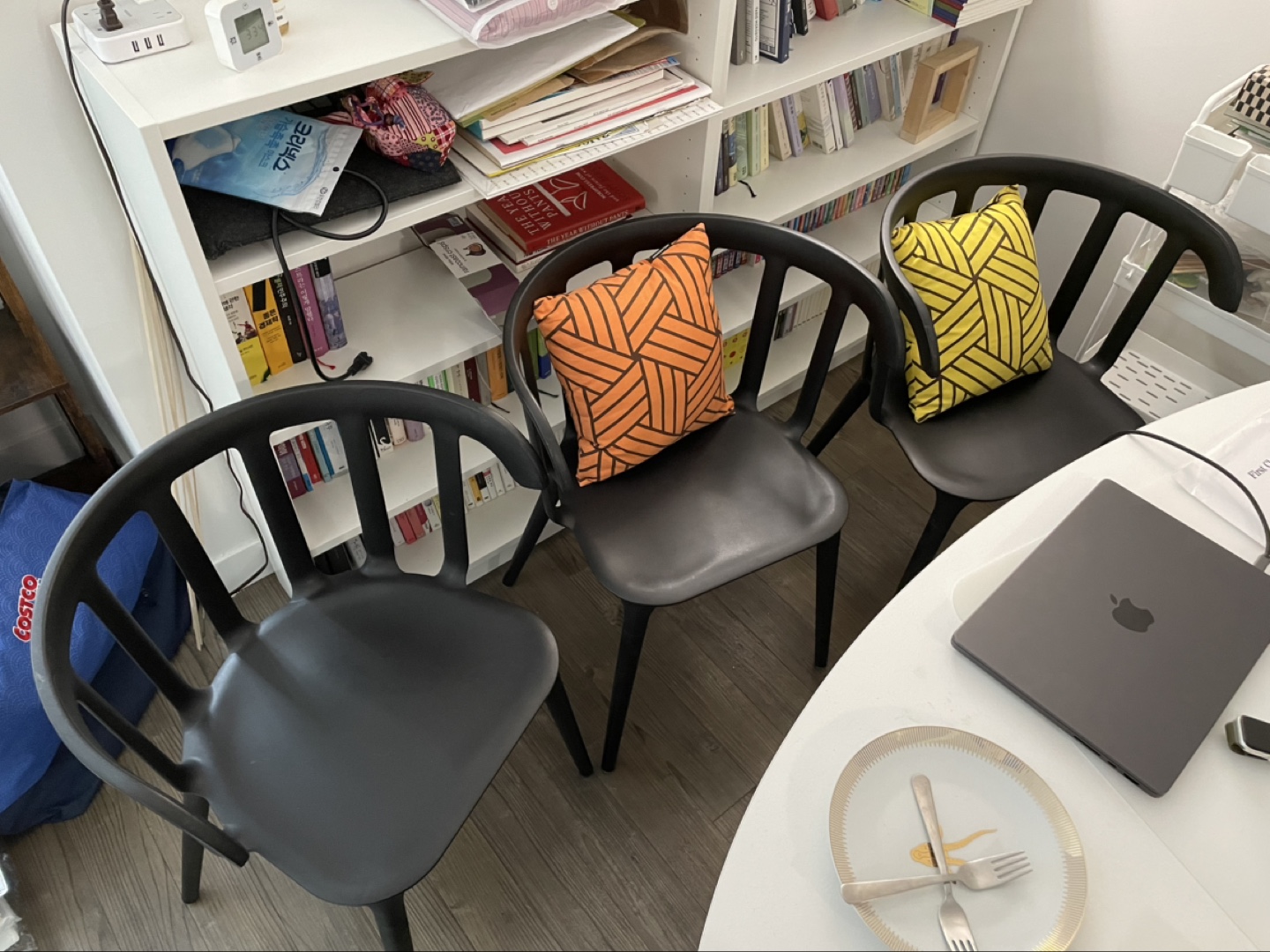 Set of three black plastic chairs - photo 2
