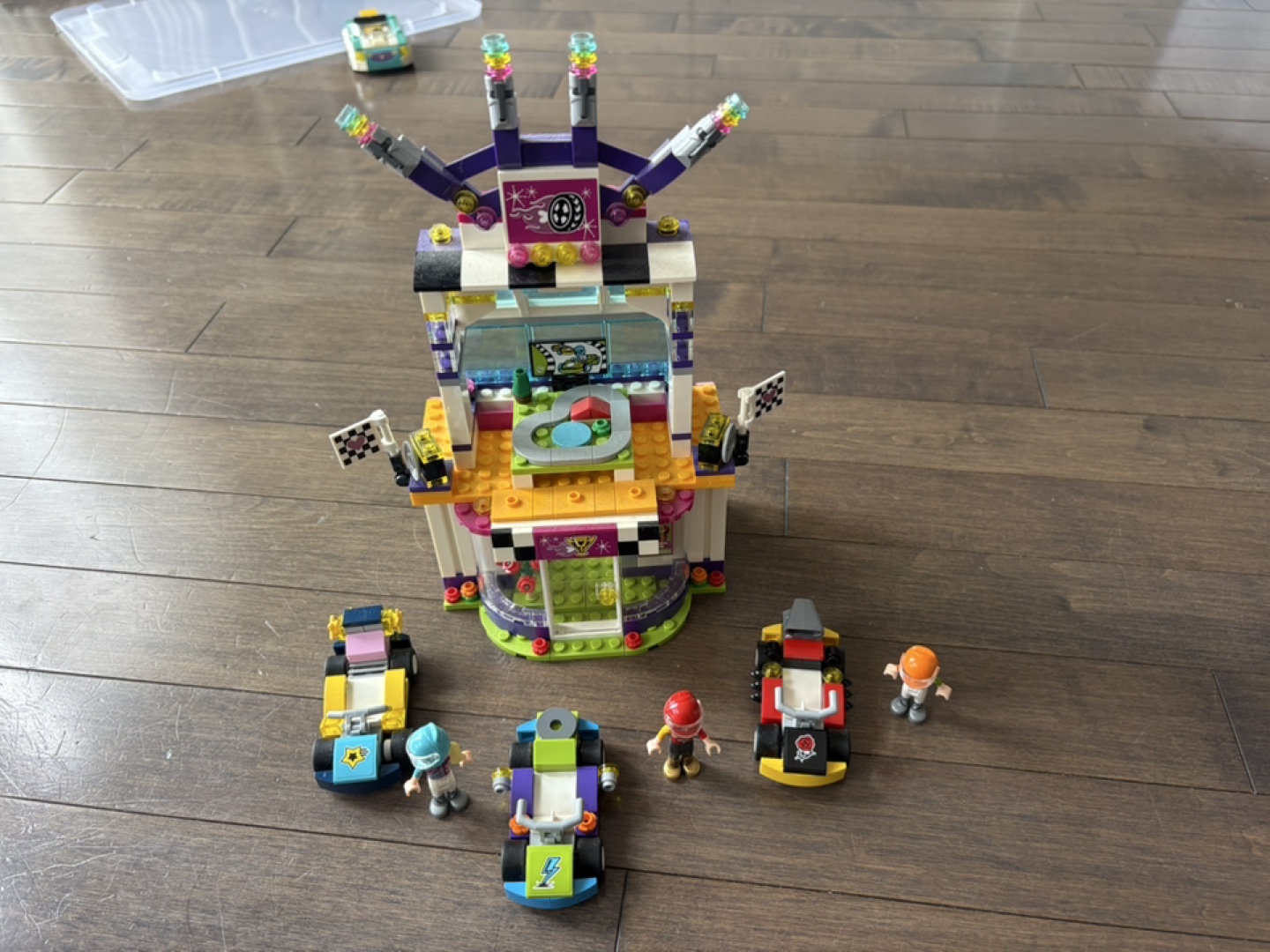 LEGO Friends 41348 Heartlake City Racing Cars - photo 2
