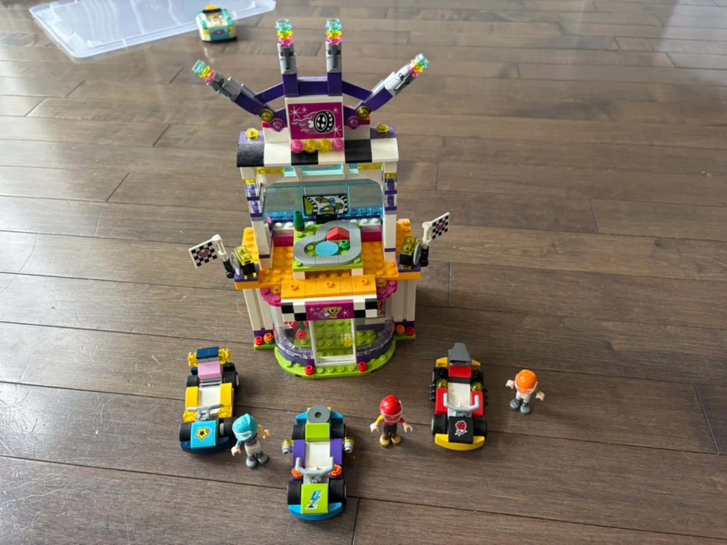 LEGO Friends 41348 Heartlake City Racing Cars image indicator(2)