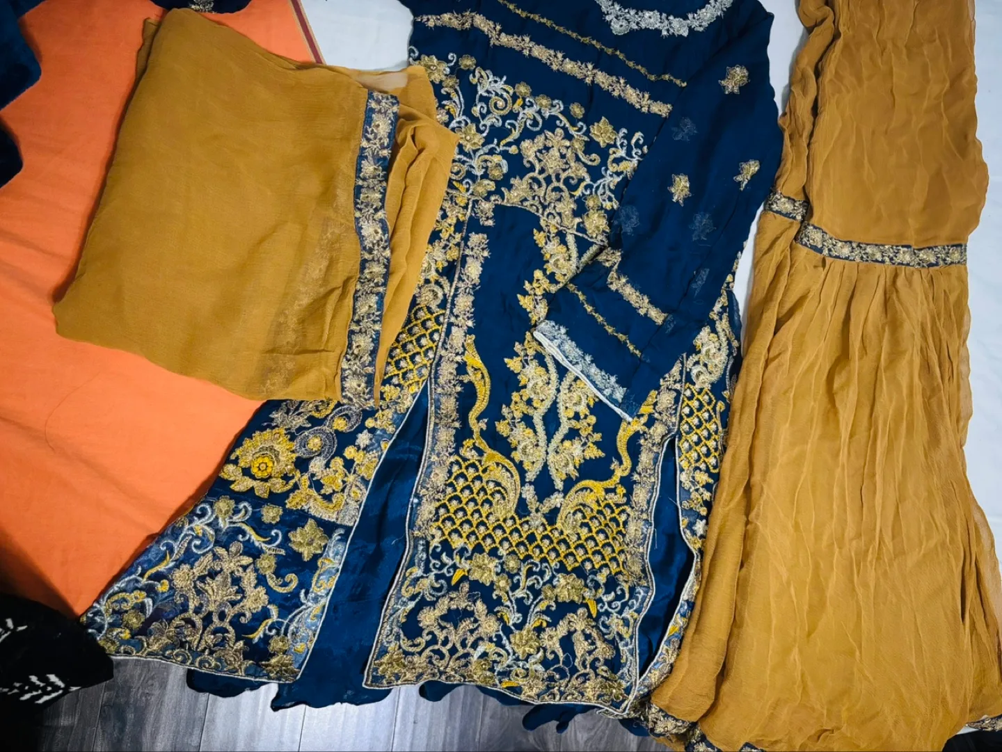 Gorgeous embroidered 3-piece Shalwar Kameez Suit image indicator(3)