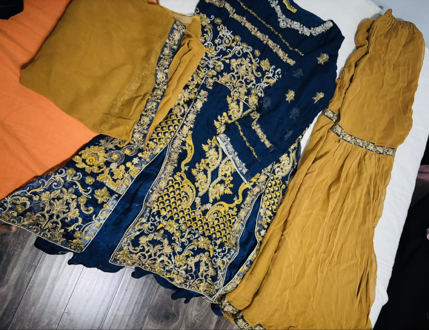 Gorgeous embroidered 3-piece Shalwar Kameez Suit - photo 2
