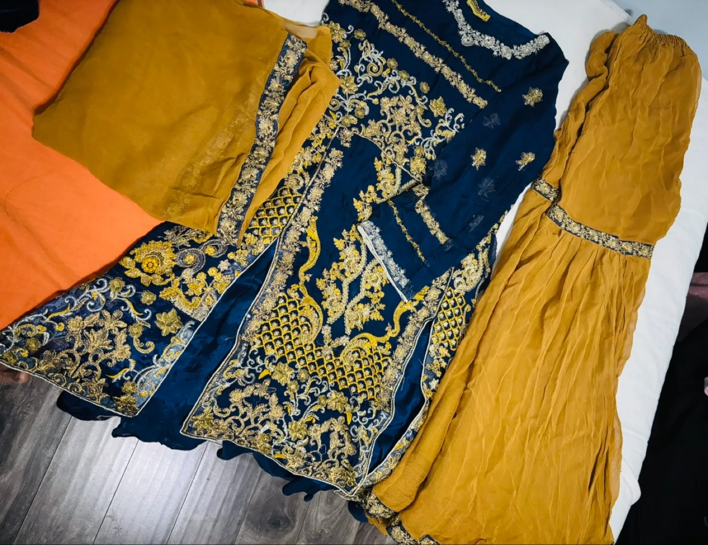 Gorgeous embroidered 3-piece Shalwar Kameez Suit image indicator(2)