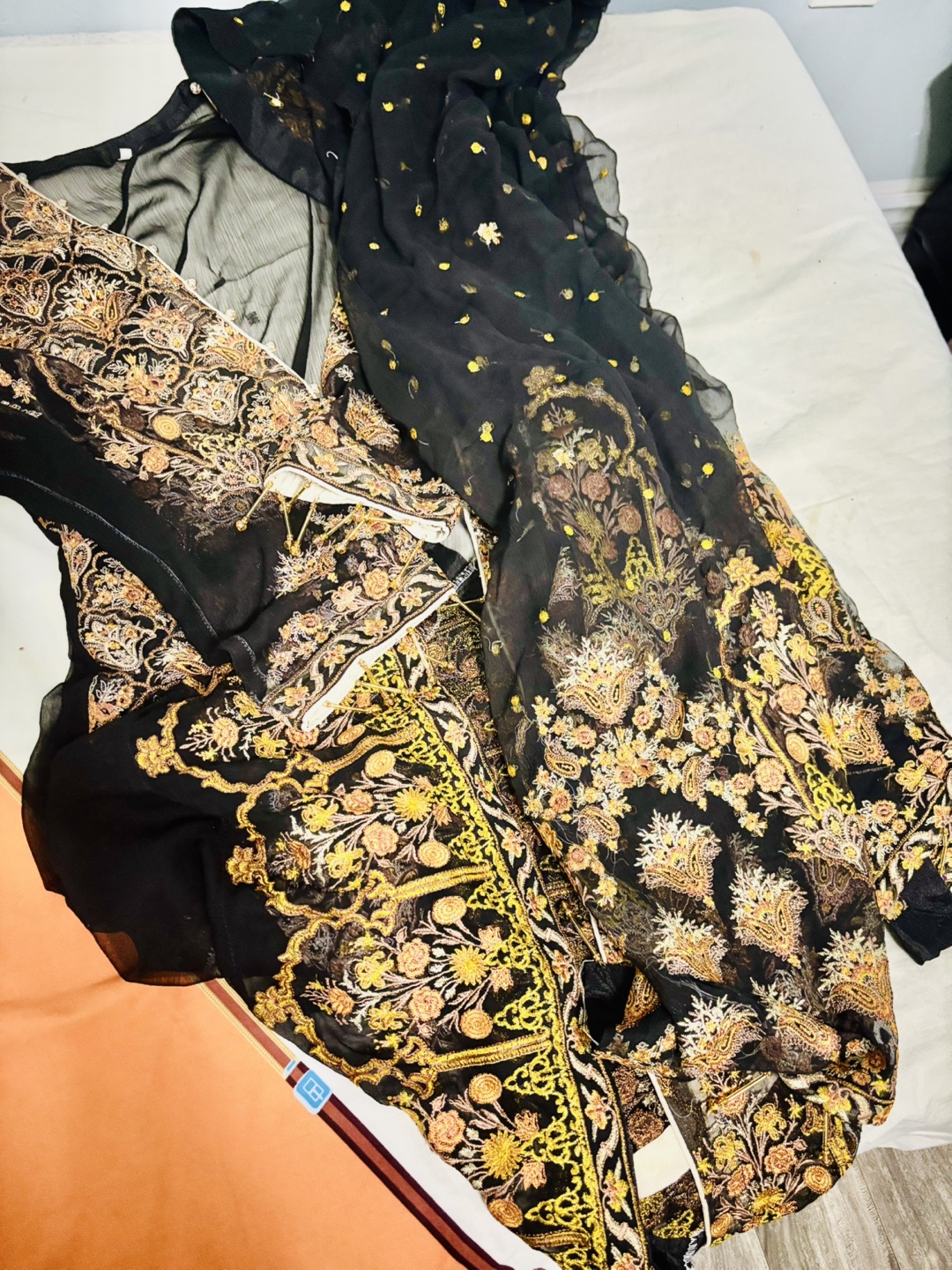 Gorgeous embroidered 3-piece Shalwar Kameez Suit - photo 4