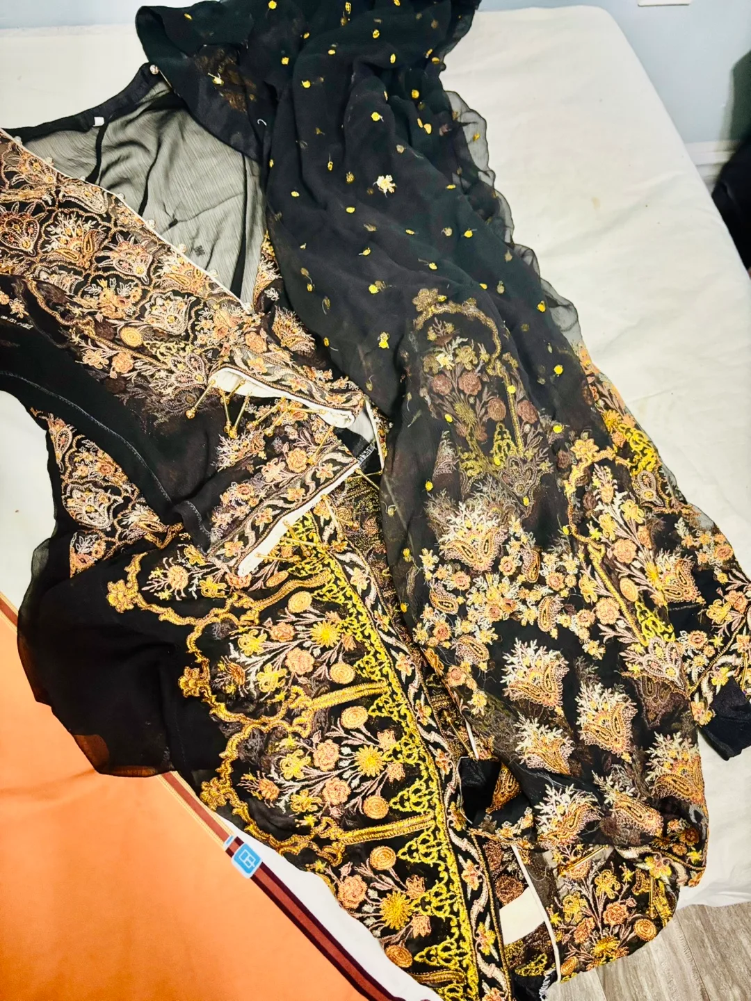 Gorgeous embroidered 3-piece Shalwar Kameez Suit image indicator(4)