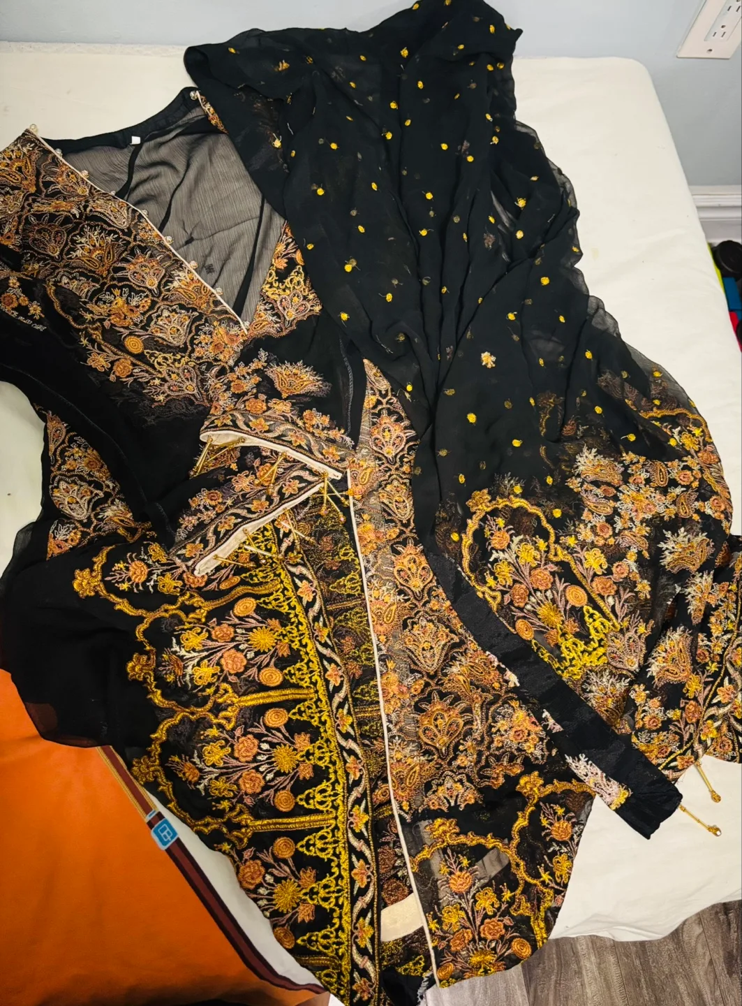 Gorgeous embroidered 3-piece Shalwar Kameez Suit image indicator(5)