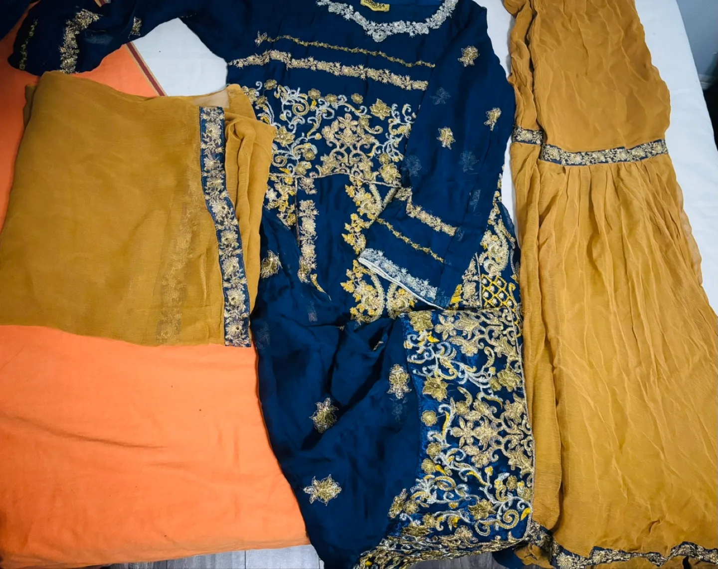 Gorgeous embroidered 3-piece Shalwar Kameez Suit thumbnail