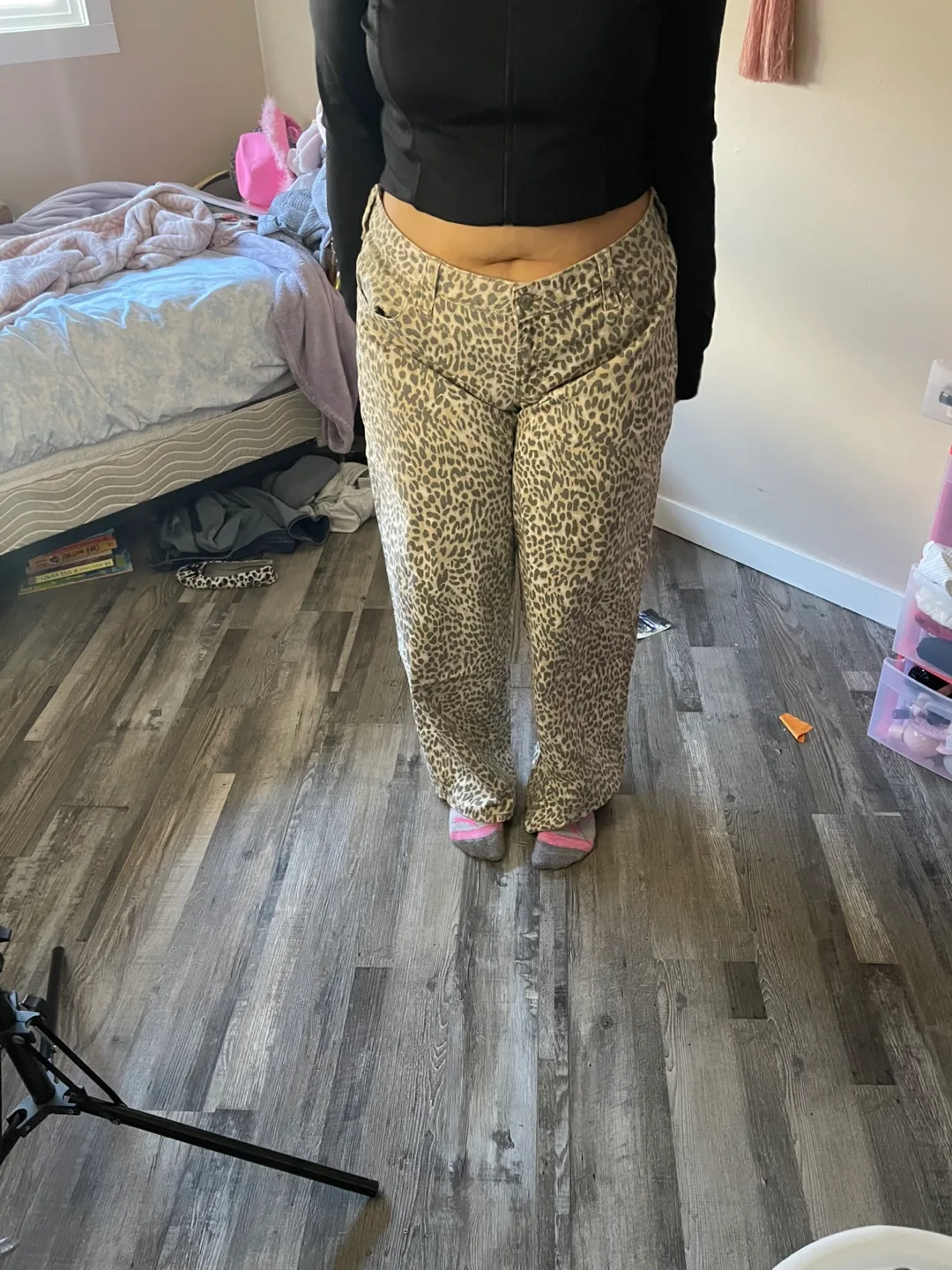 Hollister Low-Rise Super Baggy Leopard Print Jeans image indicator(2)