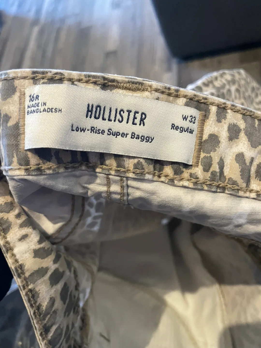 Hollister Low-Rise Super Baggy Leopard Print Jeans image indicator(3)