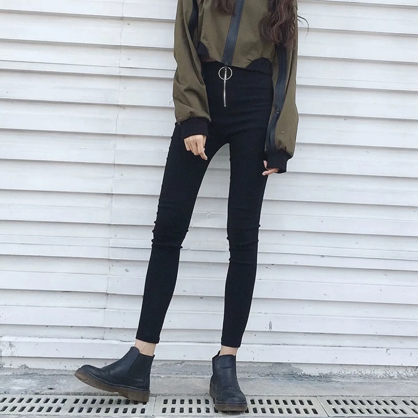 Black High-Waisted Zipper Pants image indicator(3)