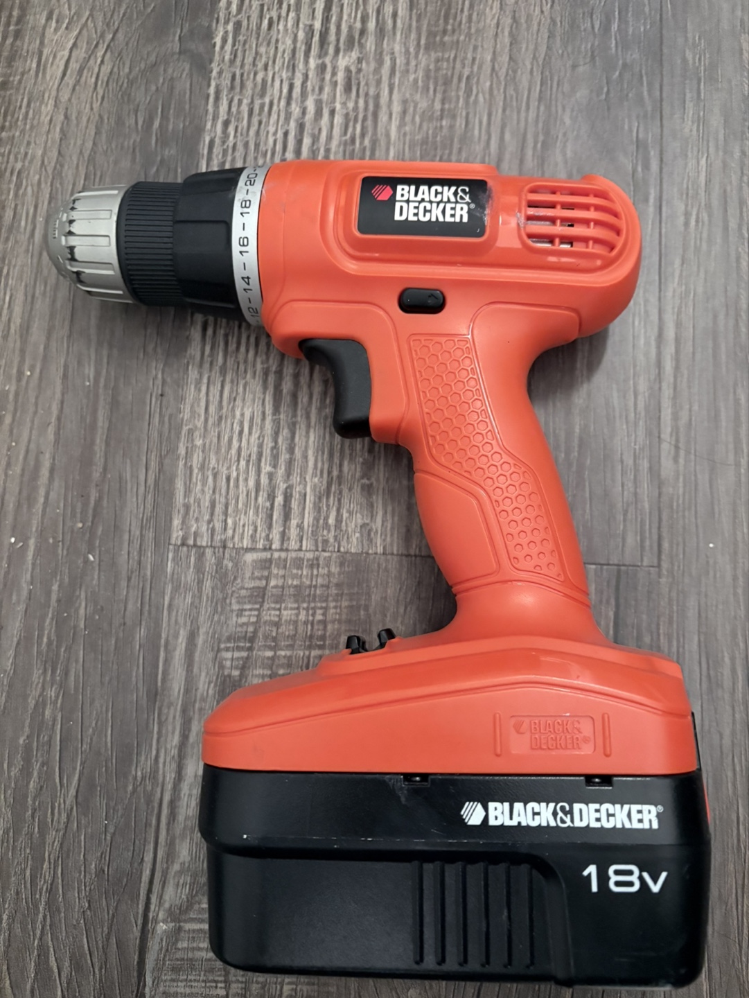 Black+Decker 18V Cordless Drill with Case and Accessories - photo 2