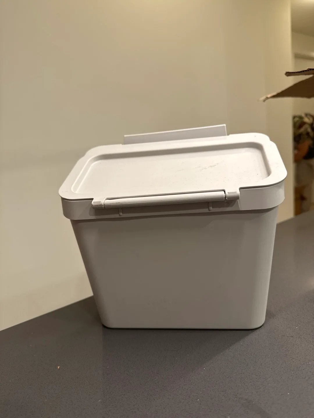 White Plastic Garbage Can with Lid thumbnail