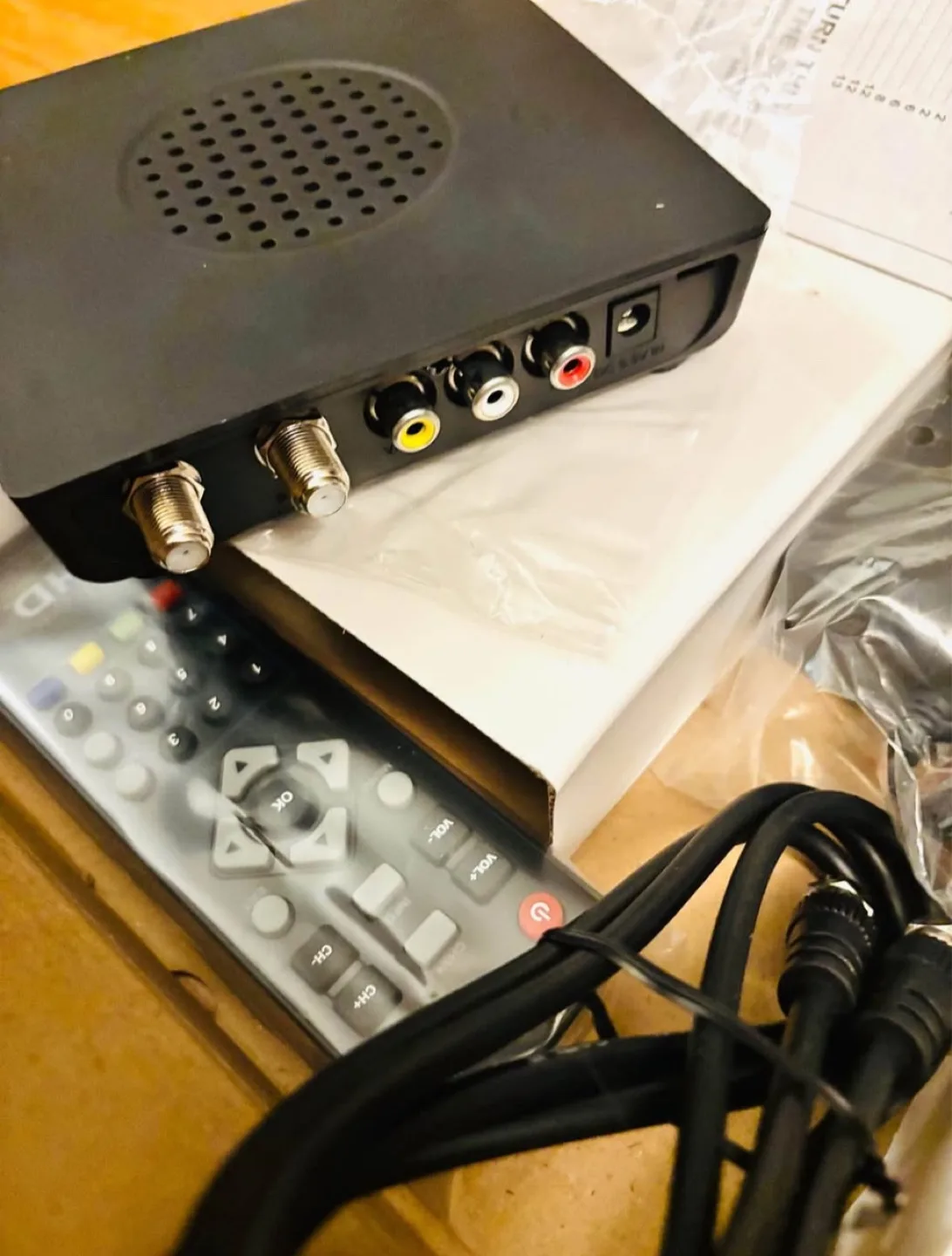 Digital/Analog TV Converter with Remote Never Used / Like New image indicator(4)