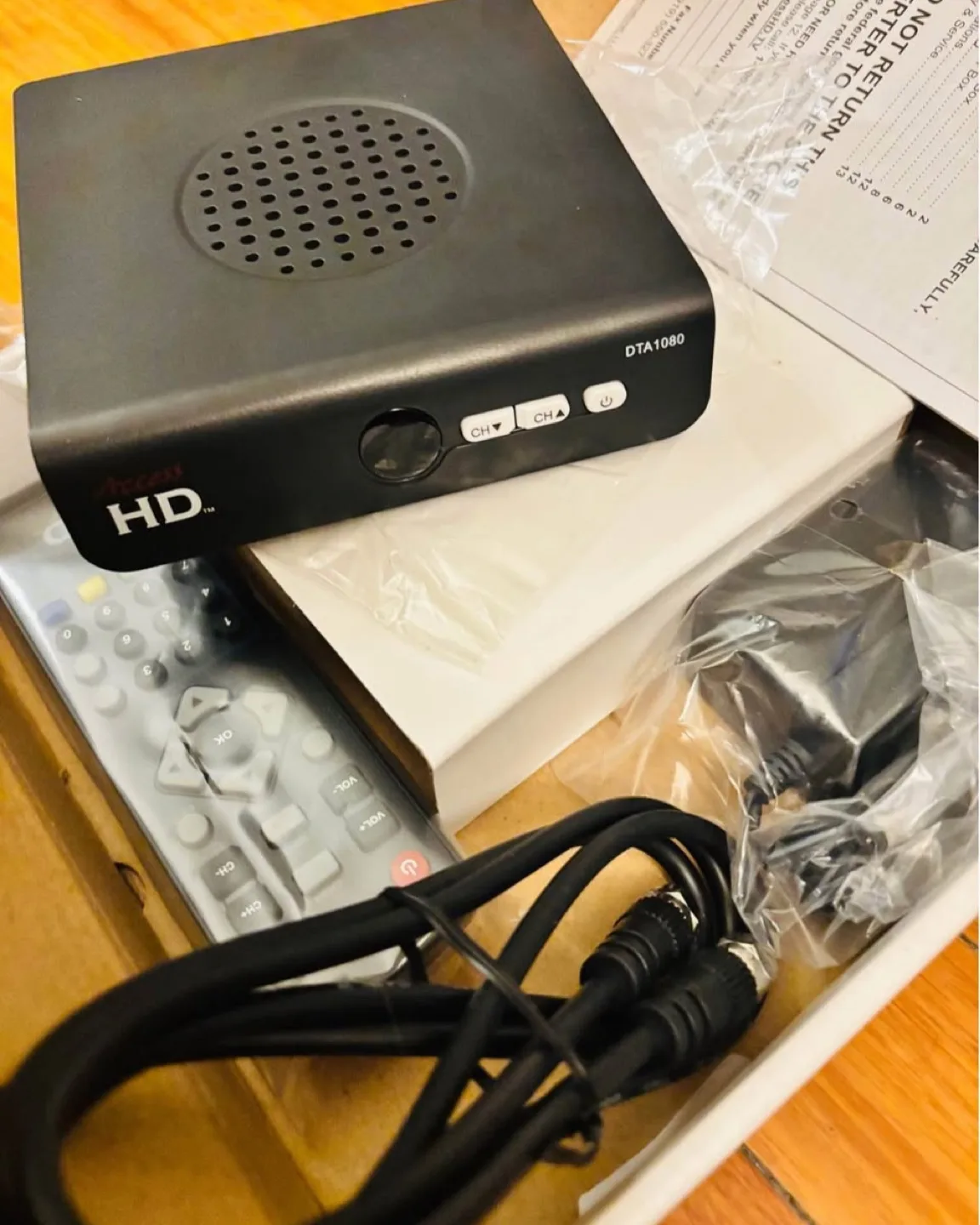 Digital/Analog TV Converter with Remote Never Used / Like New image indicator(3)