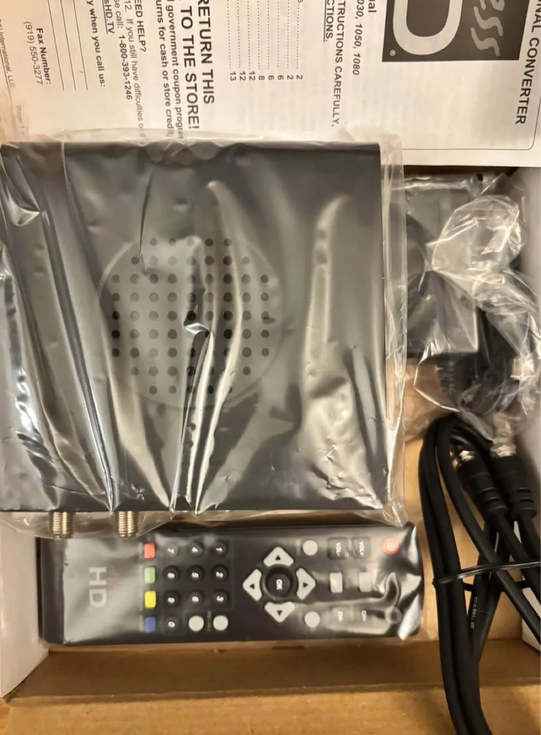 Digital/Analog TV Converter with Remote Never Used / Like New image indicator(5)