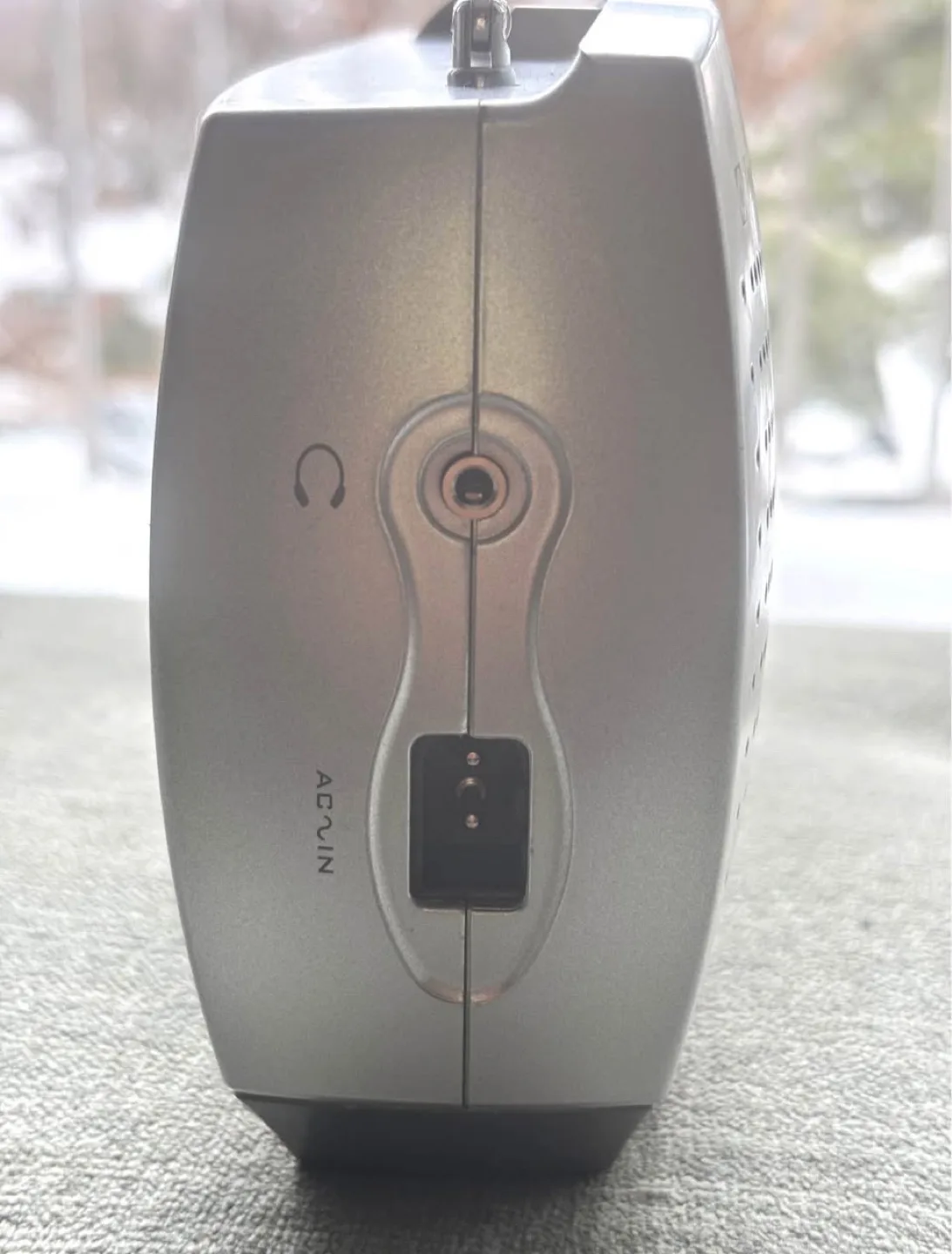 Vintage Emerson AM/FM Radio, Operates on 3 “C“ Batteries image indicator(5)