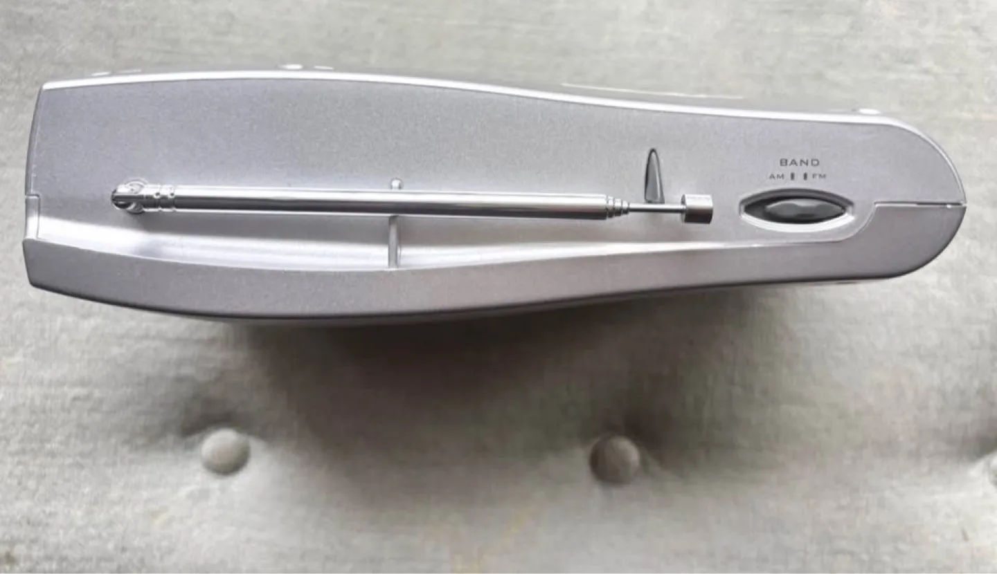 Vintage Emerson AM/FM Radio, Operates on 3 “C“ Batteries image indicator(7)