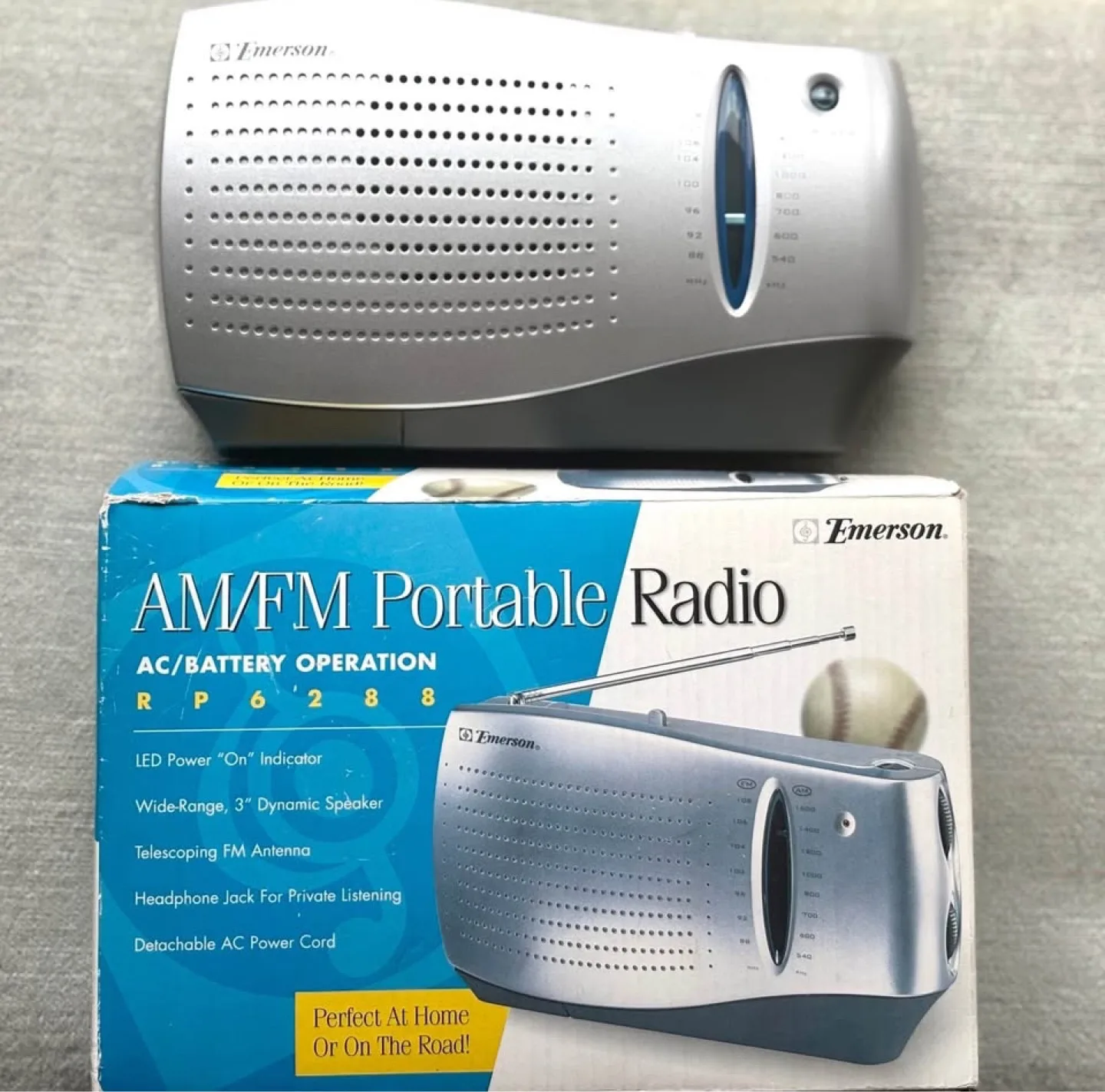 Vintage Emerson AM/FM Radio, Operates on 3 “C“ Batteries image indicator(2)