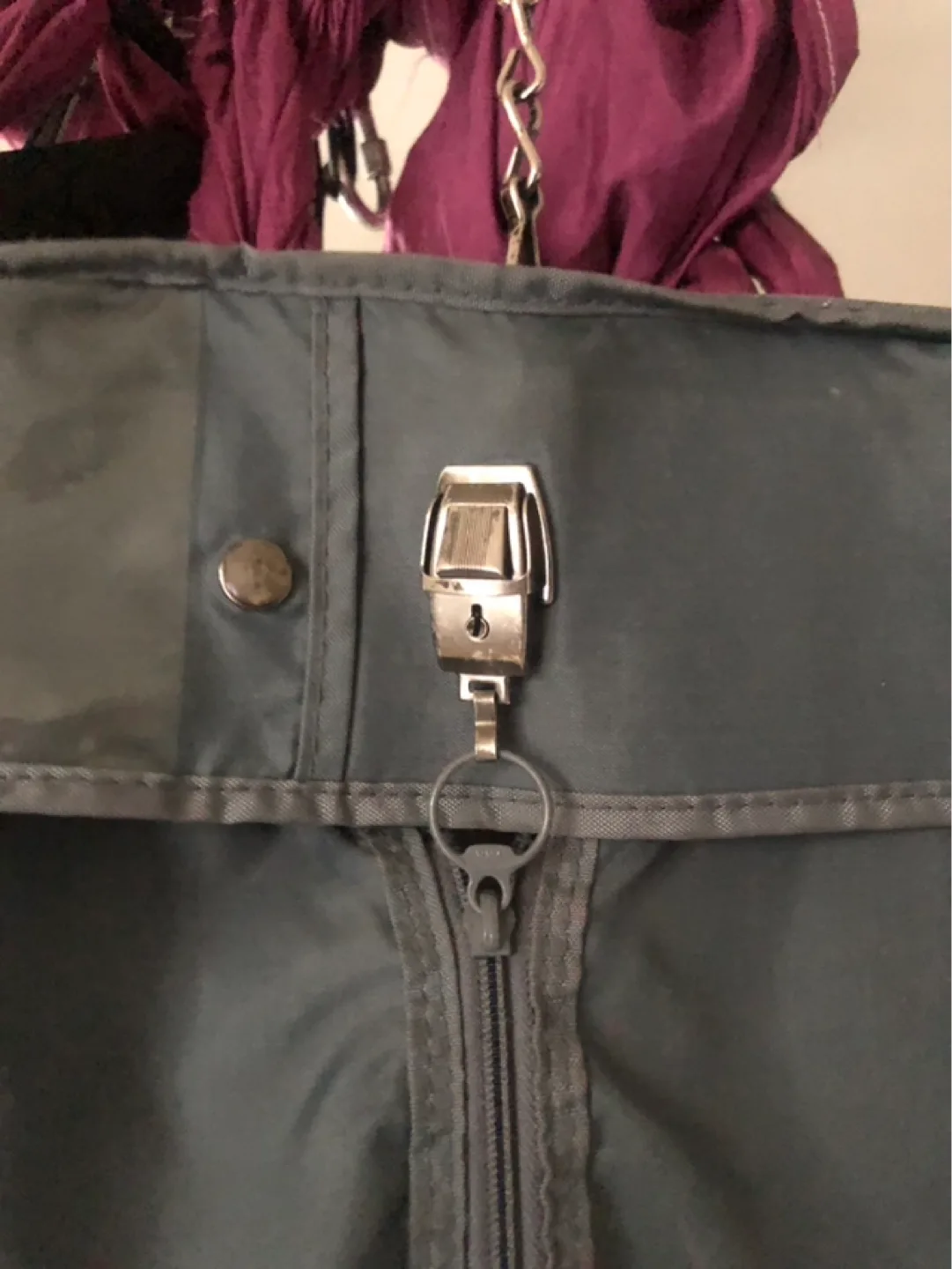 Grey Garment Bag with Multiple Pockets image indicator(5)
