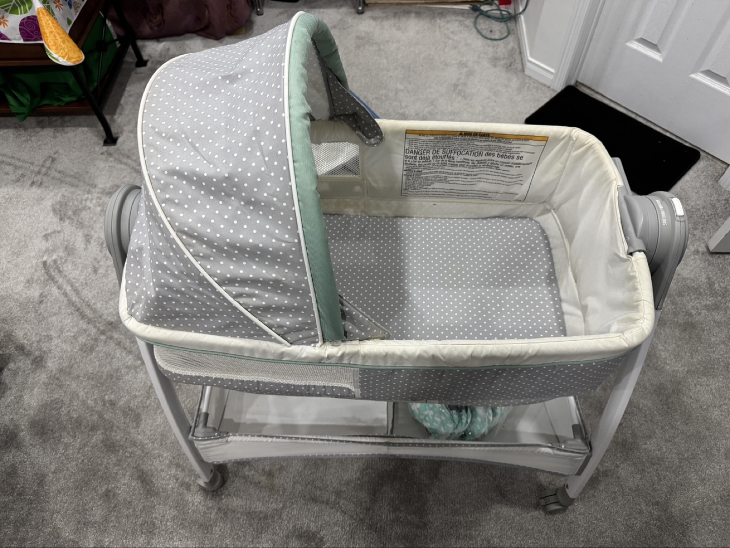 Baby Bassinet with Vibrations and Canopy