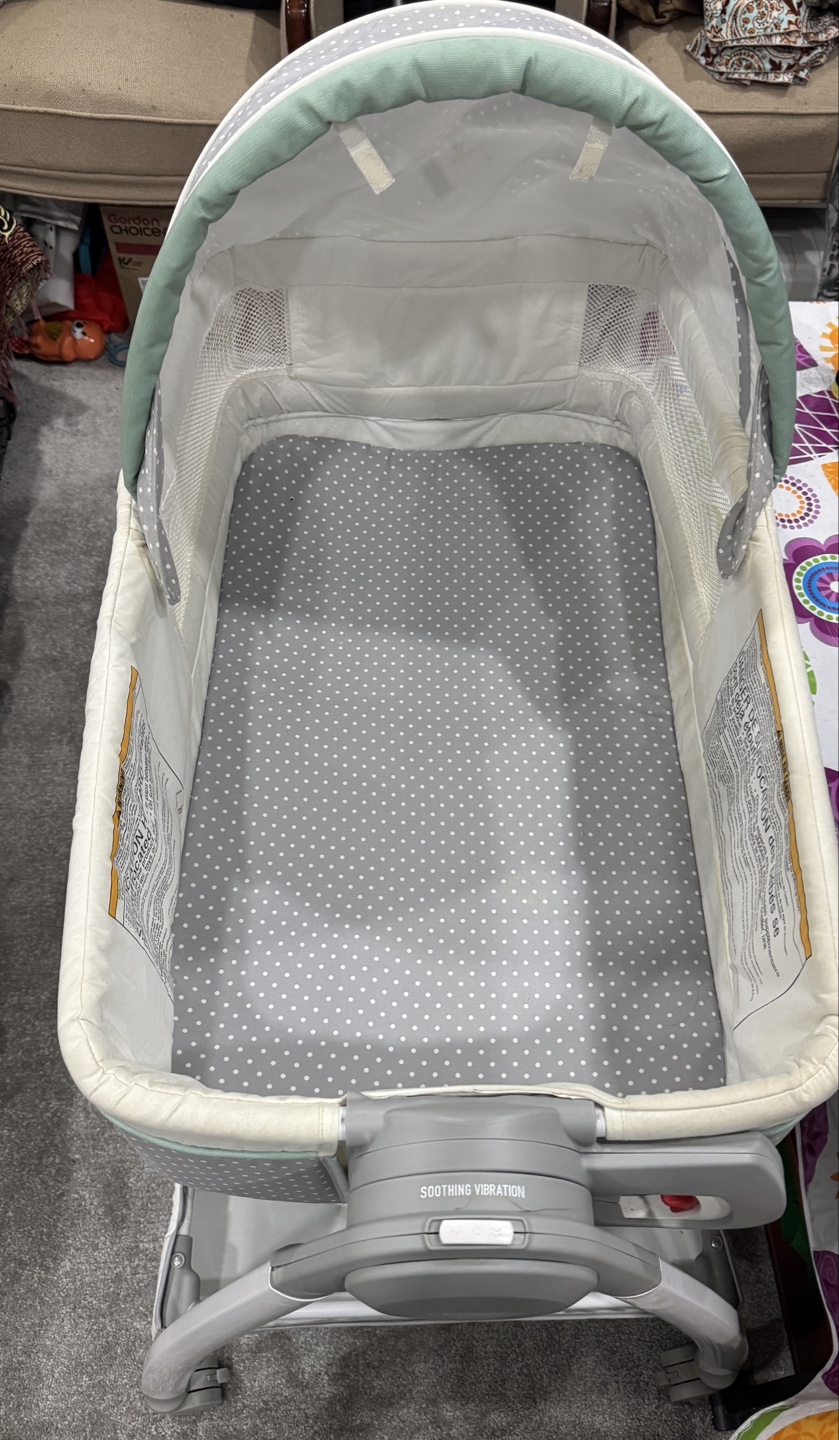 Baby Bassinet with Vibrations and Canopy - photo 2