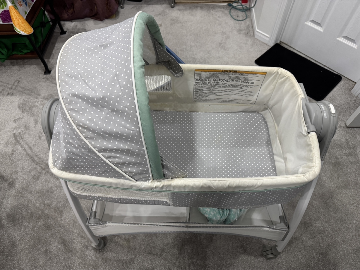 Baby Bassinet with Vibrations and Canopy - photo 4