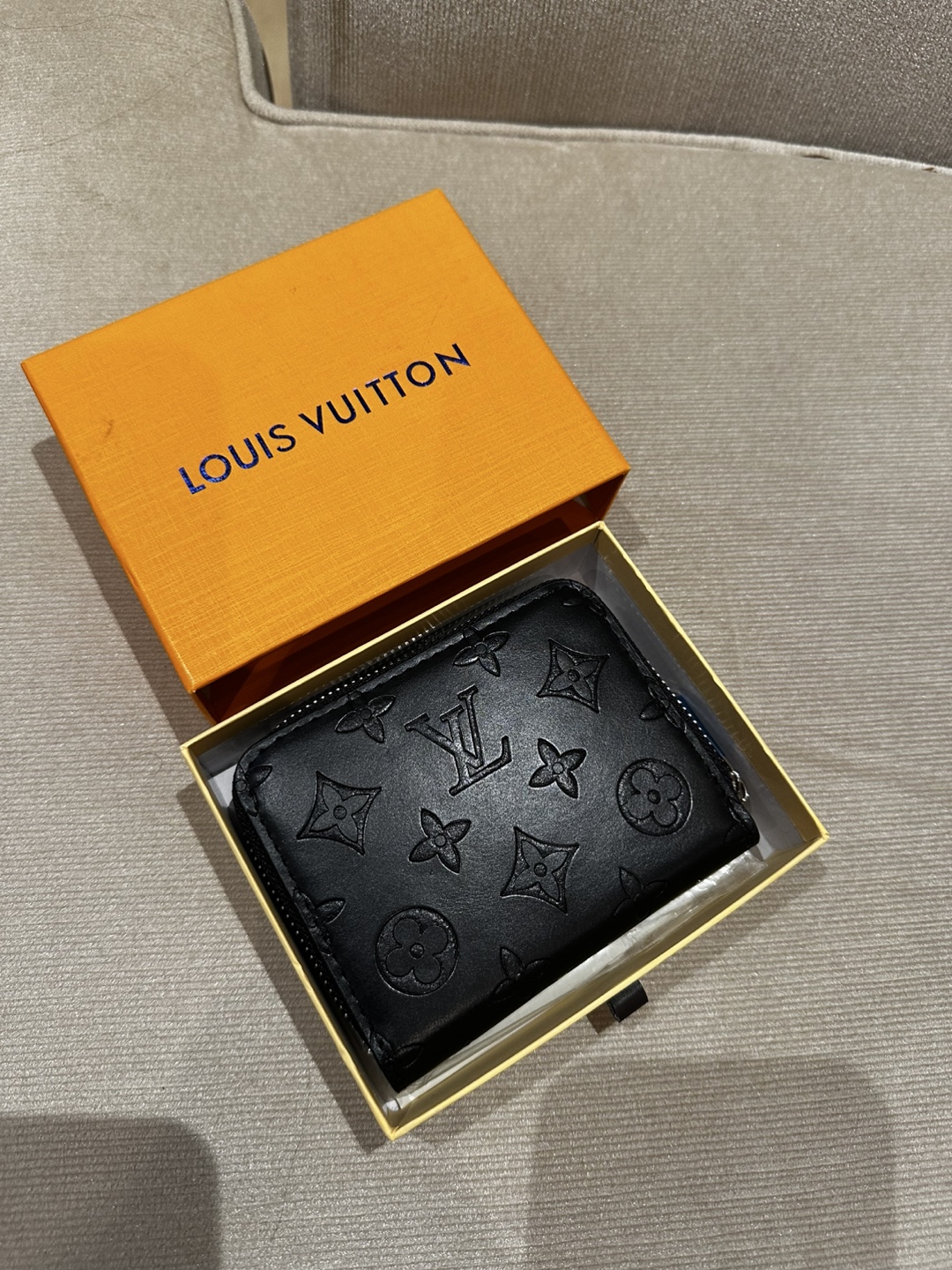 Short zipper black wallet