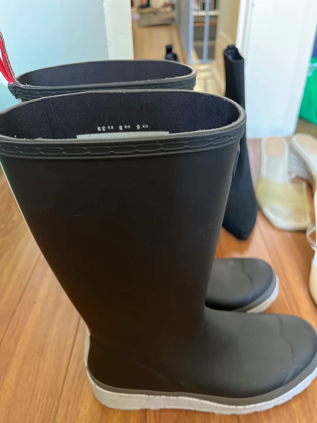 Hunter boots with a slight wedge image indicator(2)