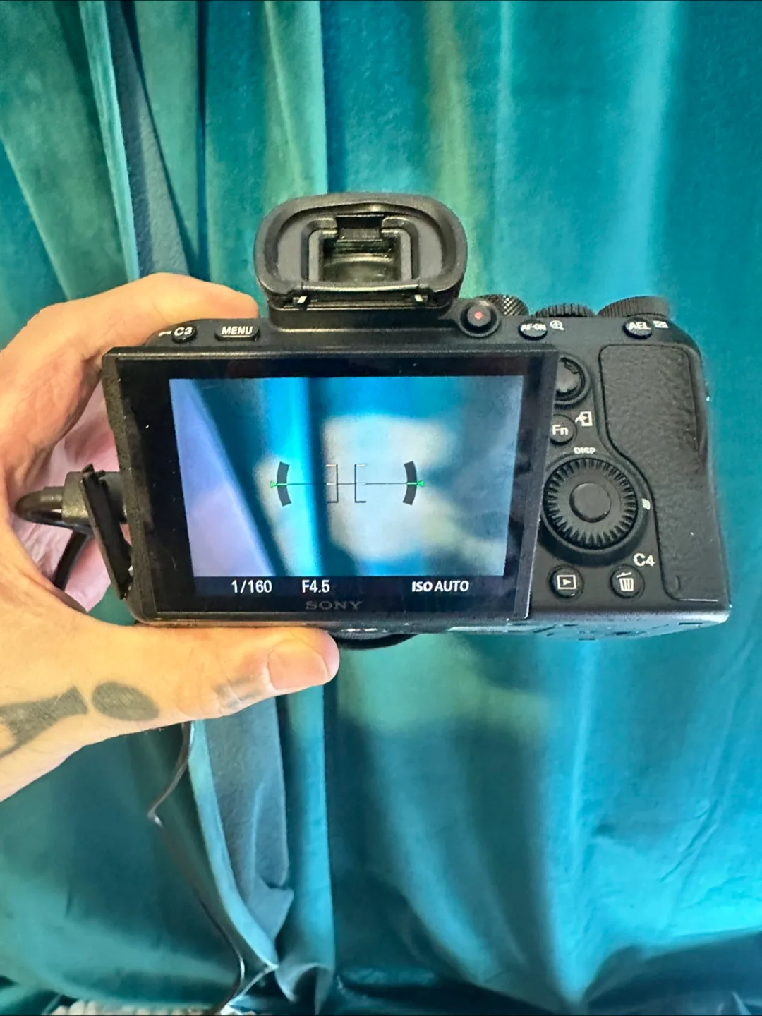 Sony Alpha 7 III Mirrorless Camera with FE 35-6.28-70mm Lens image indicator(4)